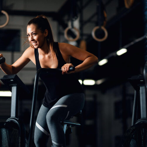 Jaki rowerek stacjonarny wybrać? Poradnik dla osób poszukujących idealnego sprzętu do treningu w domu