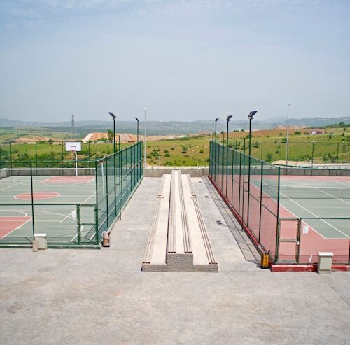 Piłkochwyty: Klucz do bezpieczeństwa na boiskach sportowych i placach rekreacyjnych