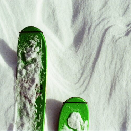 Różnice między nartami skiturowymi a zjazdowymi – Czy na skiturach można jeździć na stoku?