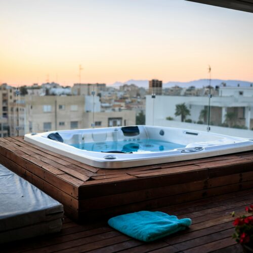 Czy warto mieć jacuzzi w ogrodzie? Jaki jest koszt jacuzzi w ogrodzie? Plusy i minusy korzystania z wanny spa