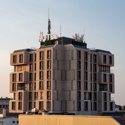 Szybka realizacja obiektu noclegowego – Ile kosztuje budowa hotelu w technologii modułowej?